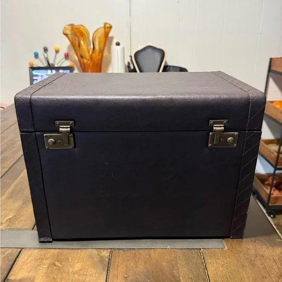 Vintage faux leather jewelry trunk - Picture 1 of 16
